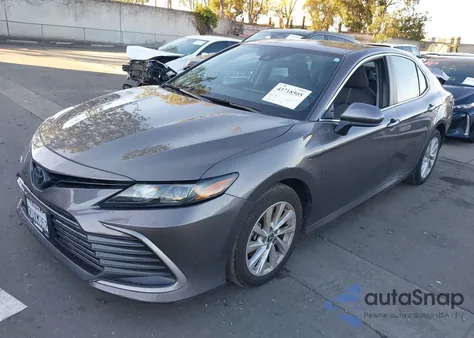 2022 Toyota Camry Le z USA, uszkodzony, nr VIN 4T1C11AK8NU688728